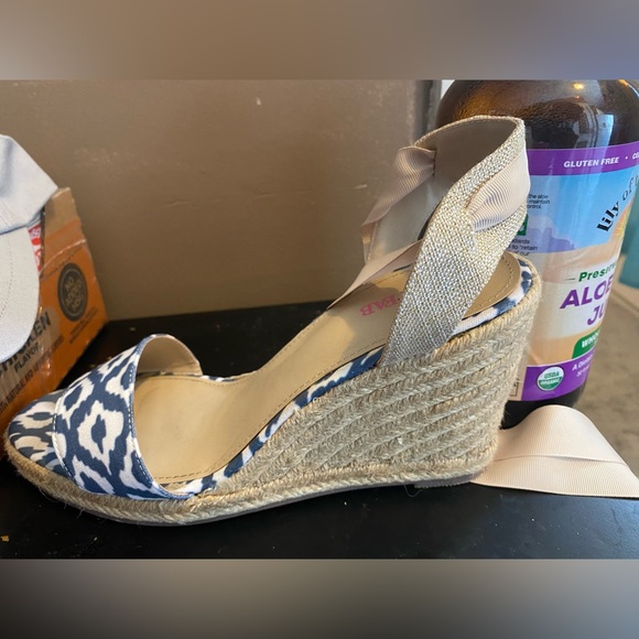 Just Fab Blue and White Ikat-Printed Wedges - Picture 2 of 9